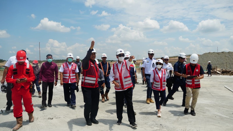 Menhub didampingi Dirjen Udara saat tinjau proyek Bandara IKN