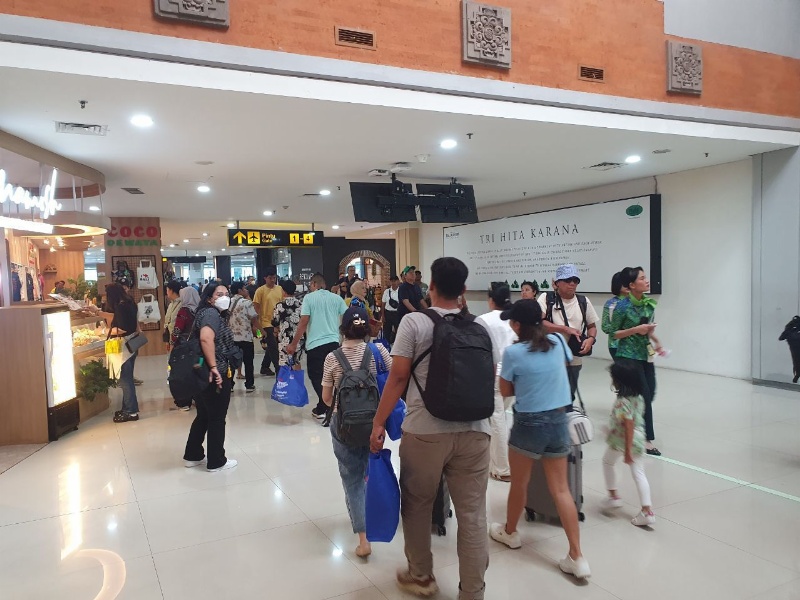 Penumpang di Bandara Angkasa Pura Indonesia