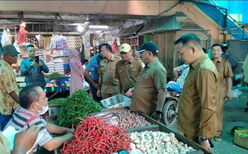 Pj. Bupati Aceh Tamiang Asra bersama Tim Pengendali Inflasi Daerah (TPID) dan para Kepala SKPD melakukan inspeksi pasar di Pasar Pagi Kota Kualasimpang dan Pasar Upah, Selasa (30/4/2024). 