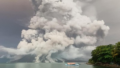 BNPB mengingatkan masyarakat di Pulau Tagulandang menghindari kawasan pesisir karena ada potensi tsunami akibat erupsi Gunung Ruang. (AFP/STR)