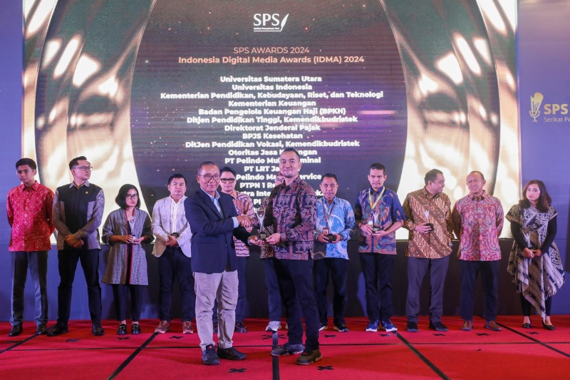 Wakil Ketum Bidang Konvergensi Media Serikat Perusahaan Pers (SPS), Arif Budisusilo (depan kiri) menyerahkan trofi penghargaan Indonesia Digital Media Awards (IDMA) kepada Manajer Komunikasi Korporat dan Relasi Pemangku Kepentingan Pelindo Marine, Hafidz Novalsyah, pada SPS Awards 2024
