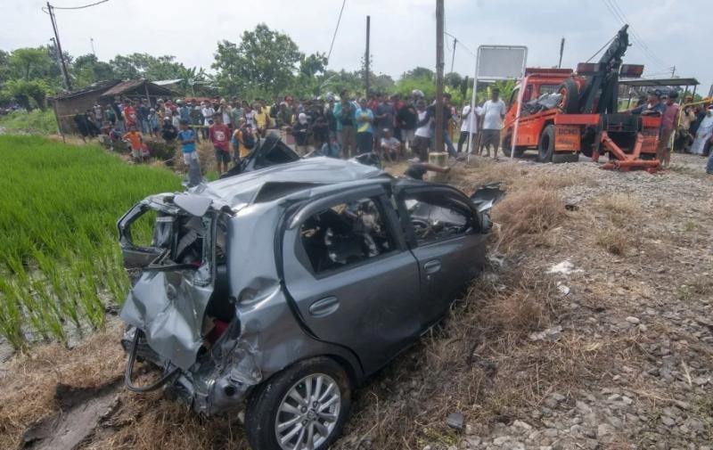 Mobil Etios yang tertabrak kereta di di Desa Boto, Kecamatan Wonosari, Klaten, Rabu (1/5/2024).(foto:Antara)