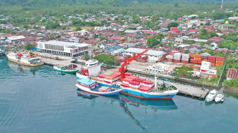 Kapal-kapal berbendera Indonesia di salah satu pelabuhan
