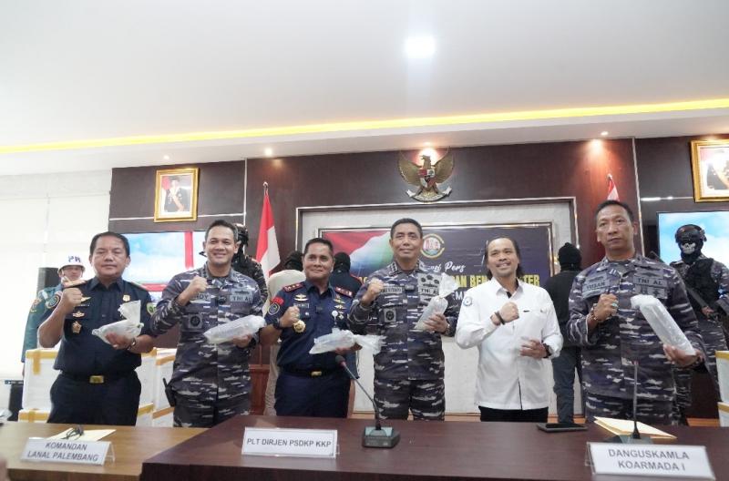 Asisten Khusus Menteri Kelautan dan Perikanan Doni Ismanto (berbaju putih) bersama Plt. Dirjen PSDKP Pung Nugroho Saksono (kedua dari kiri), Komandan Gugus Keamanan Laut Komando Armada 1 Kolonel Laut (P) Anung Sutanto (kedua dari kanan), dan Komandan Lanal Palembang Kolonel Laut (P) Sandy Kurniawan dalam konferensi pers Penyerahan Barang Bukti BBL di Kantor Pangkalan TNI AL (Lanal) 3 Palembang, Senin (6/5/2024).