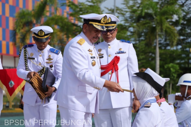 Kepala PPSDMPL Ahmad saat lantik lulusan Poltekpel Sumbar