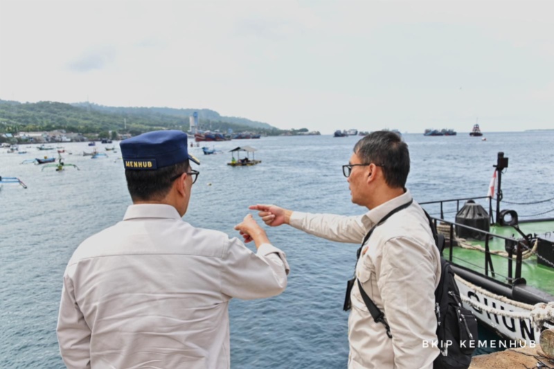 Menhub dan Dirjen Hubla di Pelabuhan Tanjung Wangi