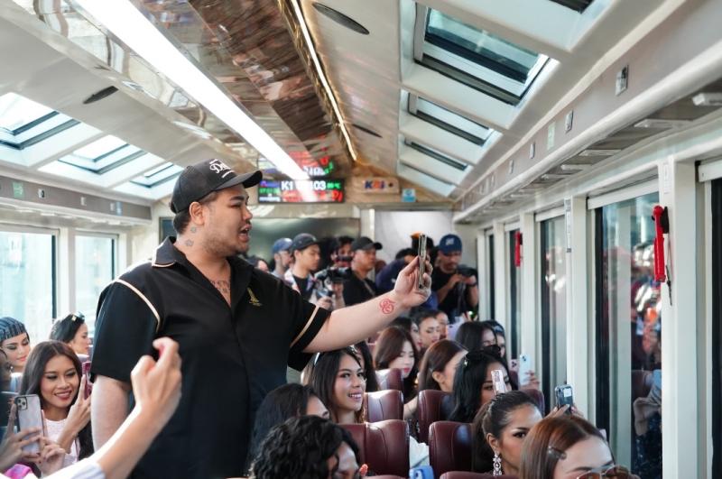 Ivan Gunawan bersama puluhan finalis MMBI Naik Kereta Wisata Dining on Train dan Kereta Panoramic relasi Yogyakarta – Pasar Senen. 