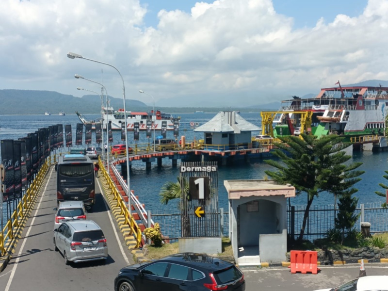 Suasana di Pelabuhan ASDP