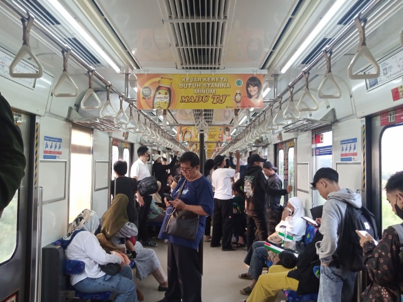 Penumpang KRL tujuan Jakarta