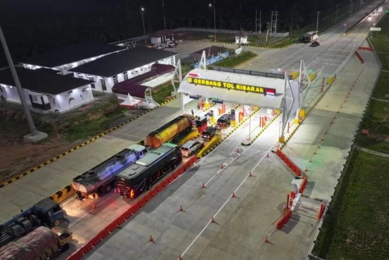 Suasana di pintu Tol Kisaran terlihat padatnya kendaraan belum lama ini. Foto: Dokumentasi PT Hutama Karya