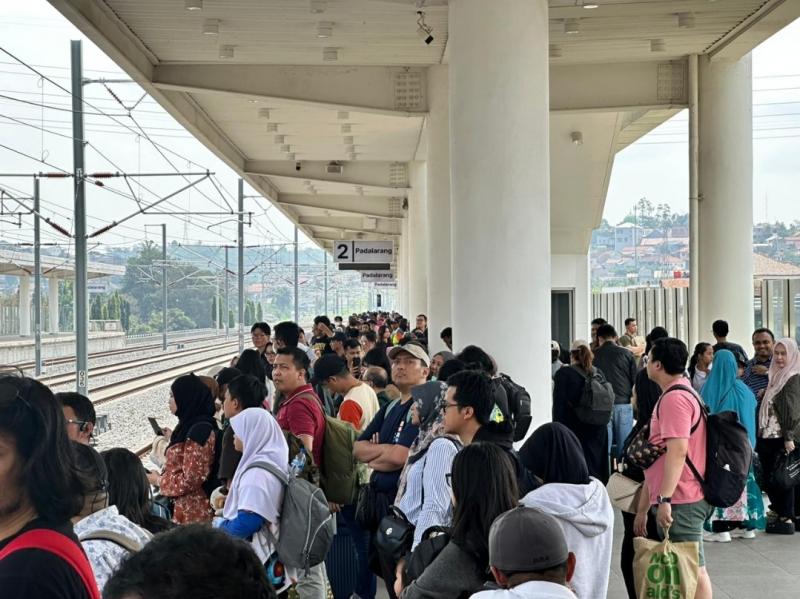 Penumpang saat menanti keberangkatan kereta cepat Whoosh. (Dok.KCIC)