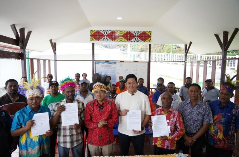 Dirjen PDSPKP bersama Nelayan saat penandatangan perjanjian kerjasama antara Koperasi Samber Binyeri Maju dengan PT. Perikanan Nusantara di Kampung Nelayan Modern (Kalamo) Bian, Jumat 10 Mei 2024