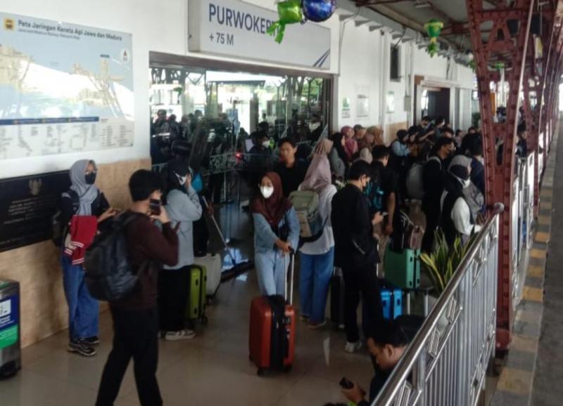 Penumpang KA berada di Stasiun Purwokerto. (Dok.KAI Daop 5 Purwokerto)