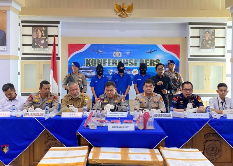 Direktur Pengawasan Sumber Daya Perikanan, Drama Panca Putra bersama Ditpolairud Polda Jambi dan Dinas Kelautan dan Perikanan Jambi menggelar Konferensi Pers Penggagalan Penyelundupan Benih Bening Lobster (BBL) di Kota Jambi, Provinsi Jambi, pada Senin (13/05/2024).
