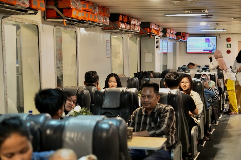 Penumpang kapal penyeberangan