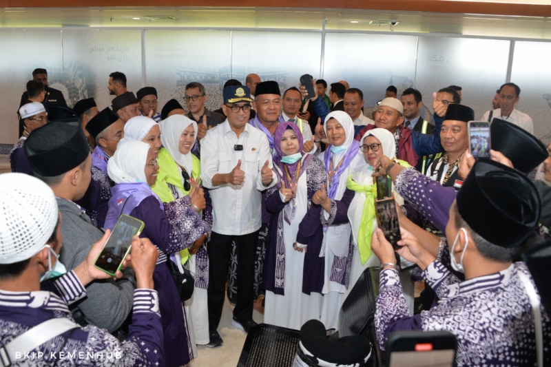 Menhub bersama jemaah haji di Bandara Juanda