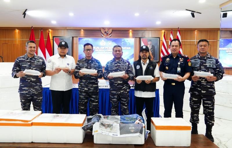 Asisten Khusus Menteri Kelautan dan Perikanan Bidang Media dan Komunikasi Publik Doni Ismanto (ketiga dari kanan) bersama Asisten Potensi Maritim Kepala Staf Angkatan Laut Mayjen TNI Mar Hermanto (di tengah) dan Asisten Intelijen Kepala Staf Angkatan Laut Laksamana Muda TNI Akmal (tiga dari kiri) mengamankannya 277.900 ekor  BBL di Pangkalan Utama TNI AL III Jakarta di Jakarta, Kamis (16/5/2024). 