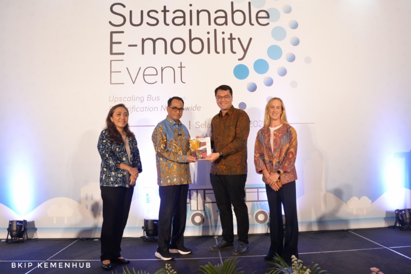 Menhub di rangkaian acara bus listrik