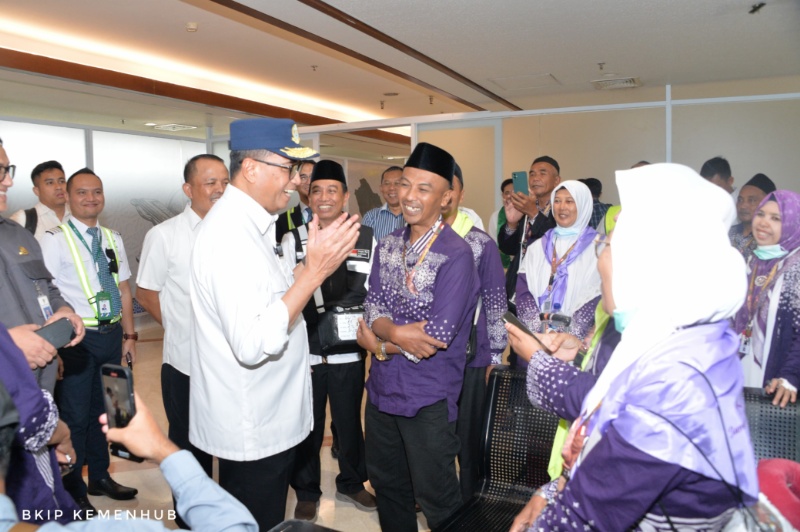 Menhub bersama jemaah haji