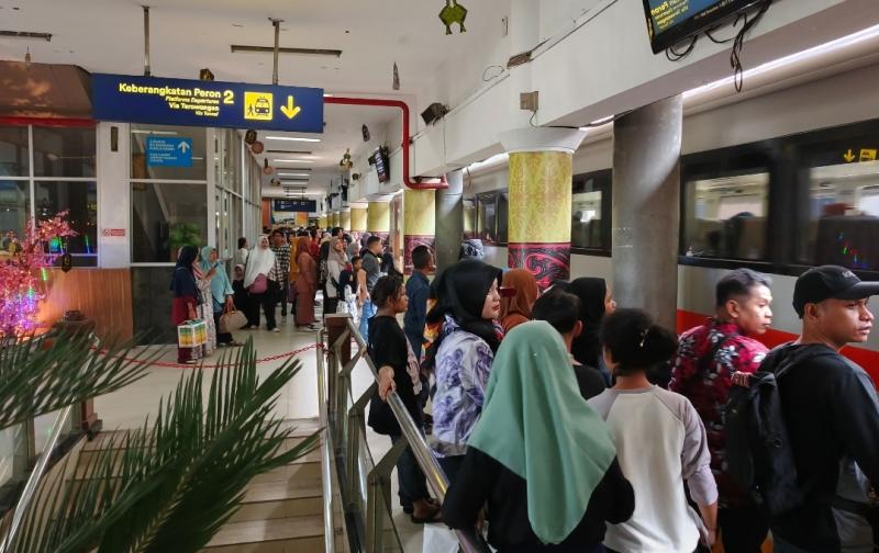 Penumpang KA memadati Stasiun Medan. (Ilustasi:dok. KAI Divre I Sumut)