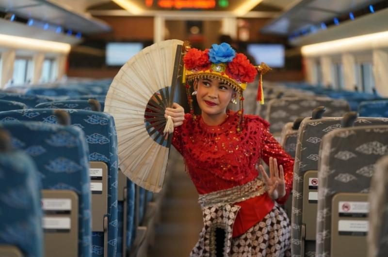 KCIC mempersembahkan pertunjukan tari tradisional pada rangkaian Whoosh dalam memeriahkan Hari Lahir Pancasila, 1 Juni 2024.