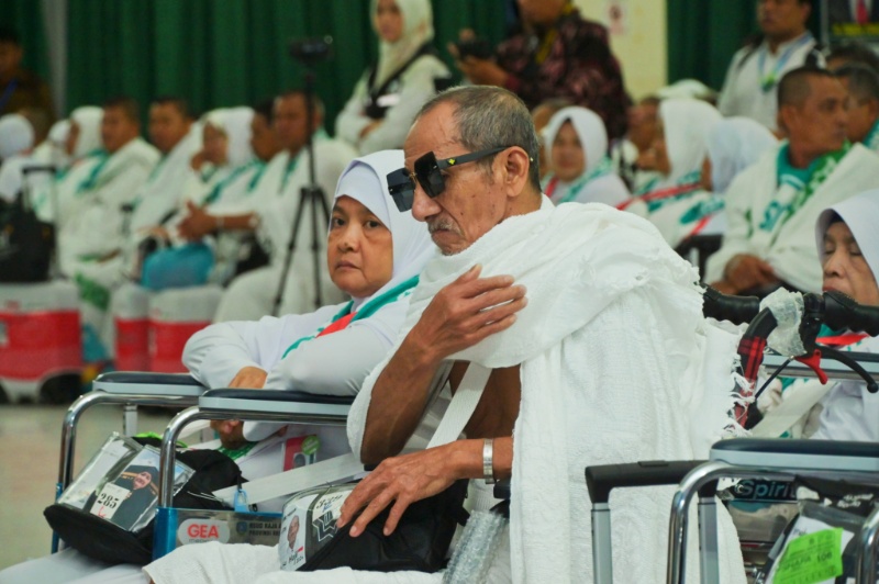 Jemaah haji berpakaian ihram