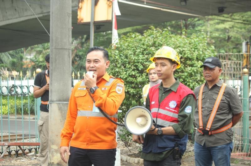 Manager Humas PT KAI Daop 1 Jakarta, Ixfan Hendri Wintoko bersama jajaran dan mahasiswa dari Teknik Rekayasa Infrastruktur dan Lingkungan ITL Trisakti Jakarta saat melakukan sosialisasi keselamatan perlintasan sebidang di JPL No 17 Km 15+294 s/d 15+322 petak jalan Duren Kalibata - Pasar Minggu Baru di Jalan Taman Makam Pahlawan, Jakarta Selatan pada Rabu (5/6/2024).