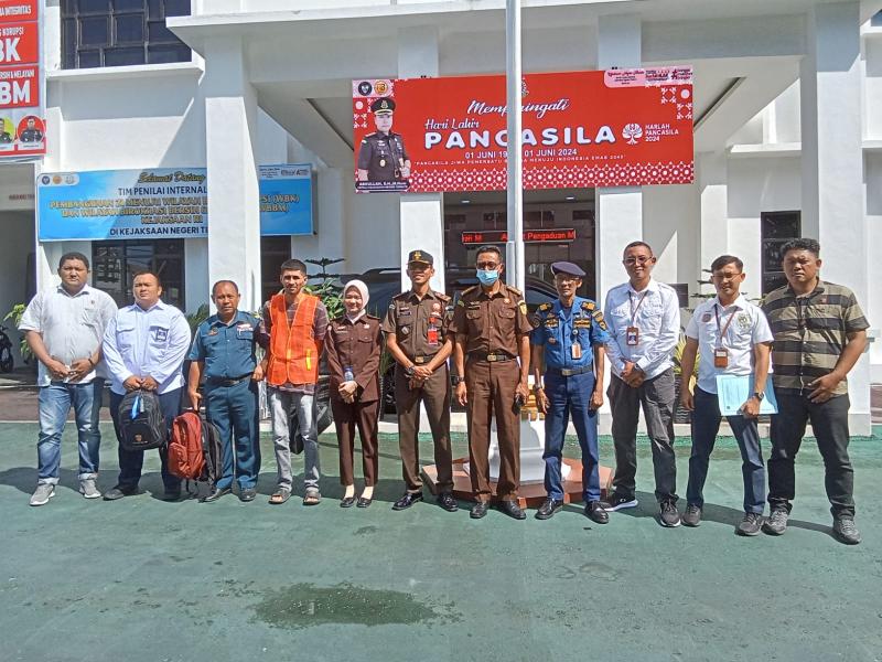 Penyerahan tersangka dan berkas di Kantor Kejaksaan Negeri Ternate. Foto:KSOP Ternate/Capt M. Alamin