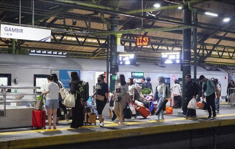 Penumpang kereta api di Stasiun Gambir, Jakarta. (Foto:dok.KAI)