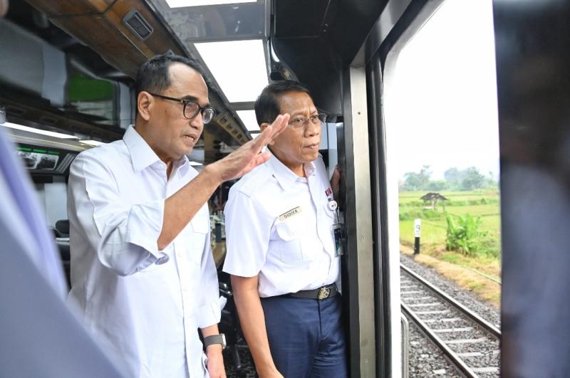 Menhub Budi Karya Sumadi dan Dirut KAI Didiek Hartantyo melakukan peninjauan dengan kereta inspeksi PT Kereta Api Indonesia (KAI) dari Stasiun Purwokerto menuju Stasiun Kroya, Stasiun Tegal, hingga Stasiun Semarang pada Sabtu (15/6/2024).