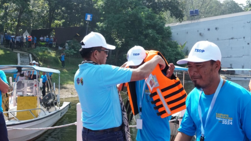 Penyerahan bantuan life jacket oleh Dirjen Hubdat kepada pemilik kapal