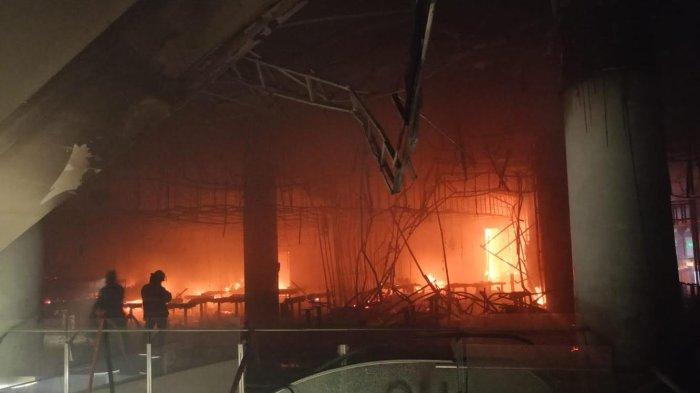 Suasana di dalam Revo Town Mall, Kota Bekasi saat terjadi kebakaran pada Sabtu (22/6/2024).