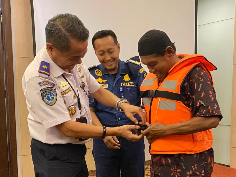 Pemberian simbolis jaket keselematan pelayaran