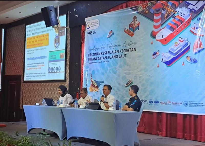 Kepala LKKPN Pekanbaru Fajar Kurniawan menyampaikan sosialisasi terarah kepada masyarakat dan pelaku usaha yang memanfaatkan ruang laut secara menetap di Kabupaten Karimun Kepulauan Riau dengan tujuan menekankan pentingnya pengelolaan perizinan ruang laut untuk menjaga keberlanjutan sumberdaya laut dan pesisir sekaligus meningkatkan tata kelola ruang laut pada pertengahan Juni lalu.
