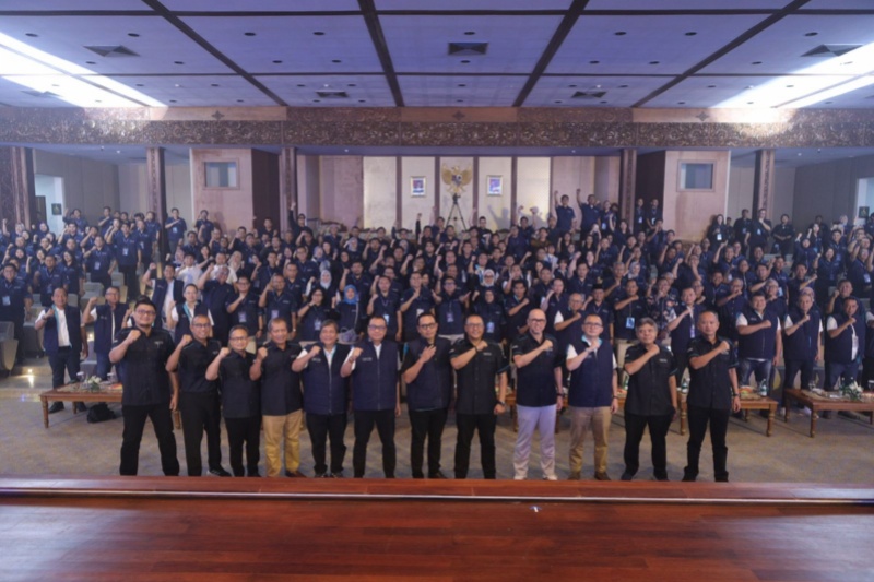 Jajaran Direksi dan pegawai IAS