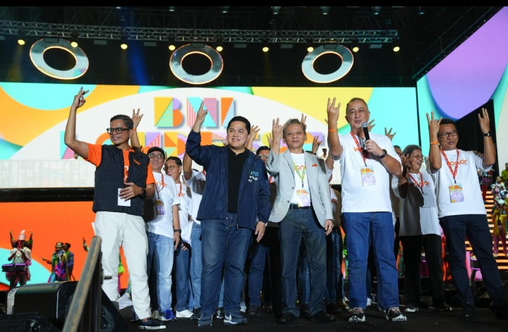 Menteri BUMN Erick Thohir bersama Direktur Utama BNI Royke Tumilaar beserta Jajaran Direksi serta Komisaris Utama BNI Pradjoto beserta Dewan Komisaris, menyapa para BNI Hi-Movers di BNI Loudfest Vol.3 2024 di Stadion Utama Gelora Bung Karno Jakarta, Sabtu, (6 Juli 2024).