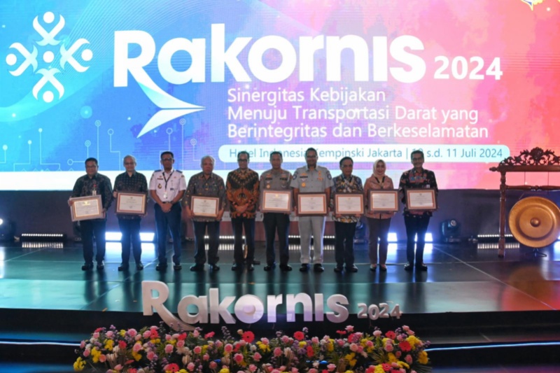 Menhub dan peraih penghargaam di Rakornis Ditjen Hubdat