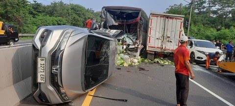 Kecelakaan di Tol cipularang KM85 arah Jakarta yang melibatkan truk sayur, truk barang, bus penumpang dan kendaraan pribadi pada Rabu (10/7). (Dok. Istimewa).