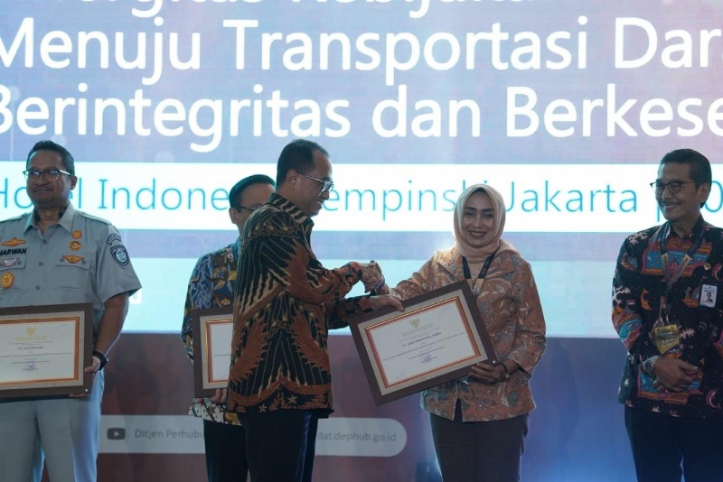 Dirut ASDP saat meneruma penghargaan dari Menhub