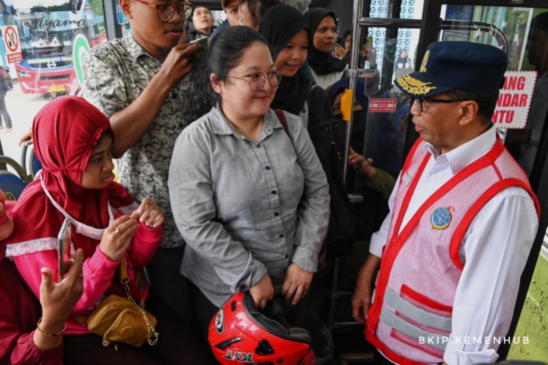 Menhub sapa penumpang BTS Balikpapan