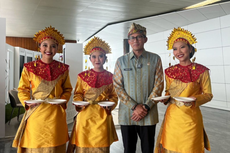 Menparekraf Sandiaga Uno  bersama para penari Tari Piring di Jenewa