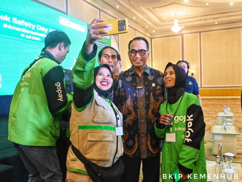 Menhub diajak swapoto oleh pengemudi transportasi online