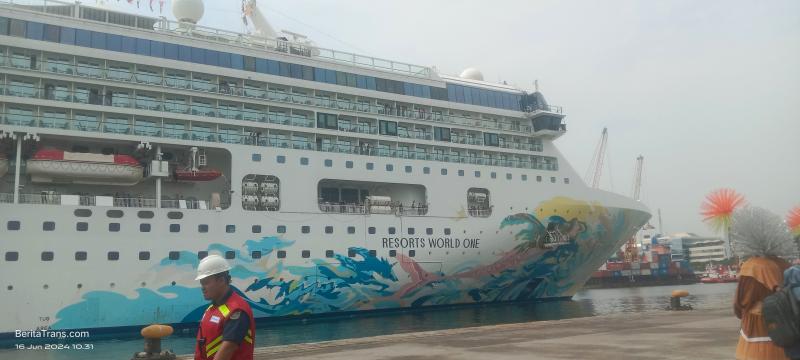 Kapal Cruise saat sandar di Pelindo Regional 2. Foto istimewa