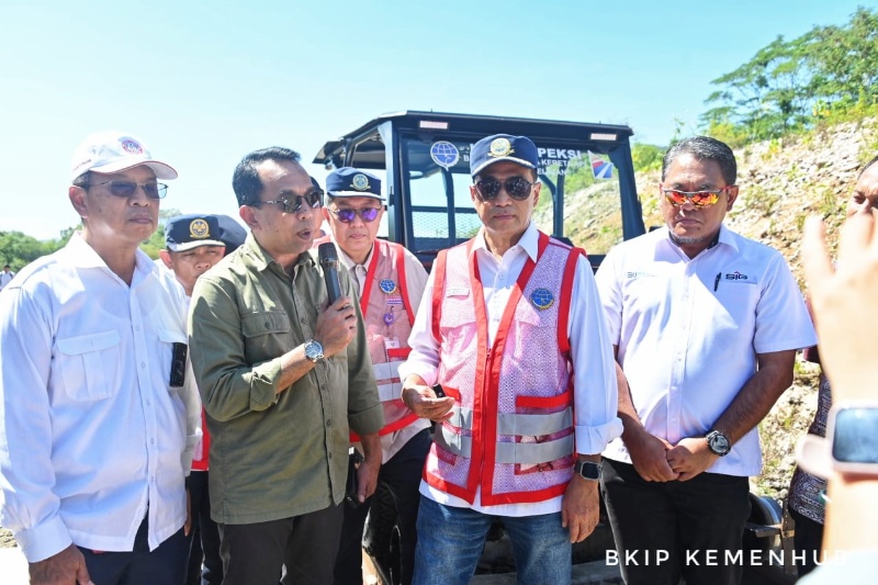 Menhub di Makassar tinjau jalur KA Logistik