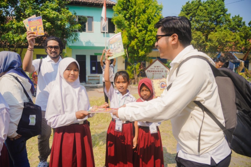 Penyerahan donasi buku bagi siswa dari InJpurney Grup