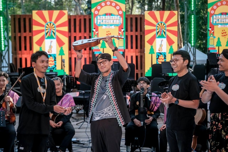 Menparekraf Sandiaga Uno memegang alat musik untuk keroncong