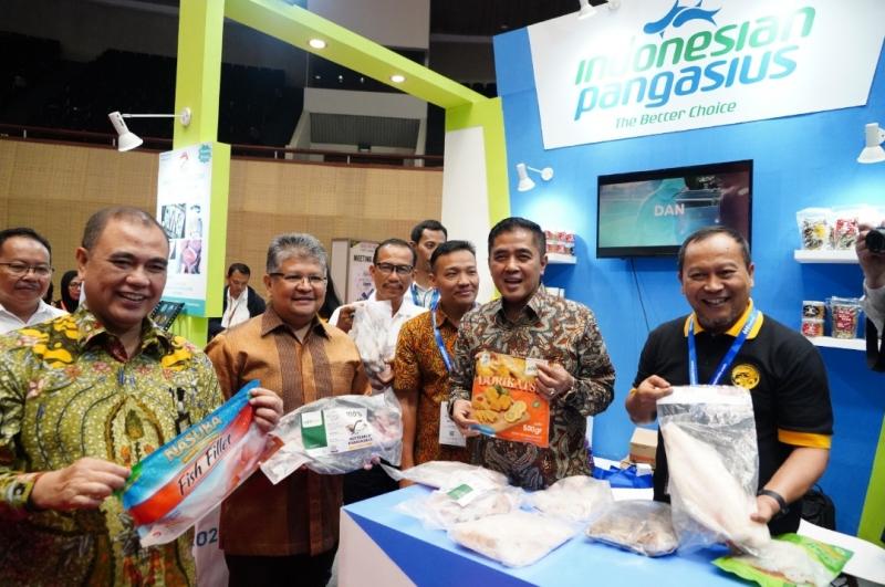 Dirjen PDSPKP, Budi Sulistiyo saat meninjau stand Indonesian Pangasius yang menampilkan produk produk olahan patin Indonesia.