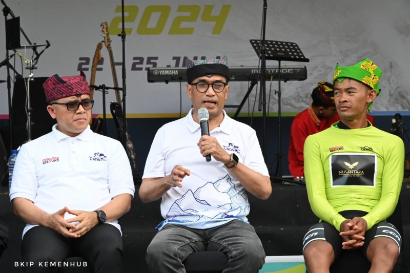 Menhub (tengah) di Banyuwangi