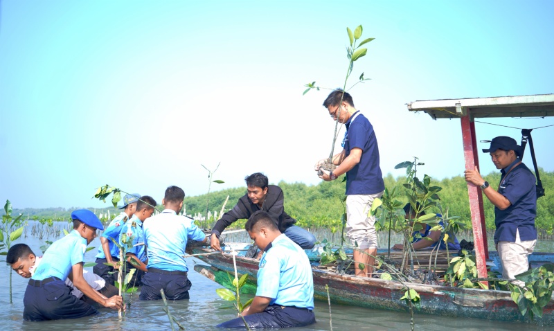 Penanaman bersama bibit bakau