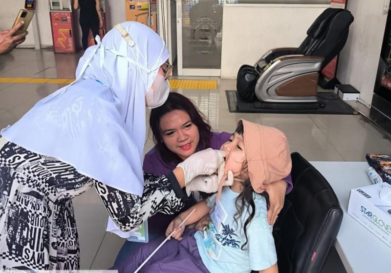 Dinas Kesehatan DKI Jakarta bersama KAI Daop 1 Jakarta melakukan imunisasi polio di Stasiun Kereta Api. 